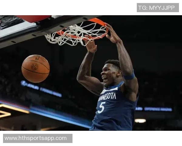 爱德华兹华丽突破拉杆换手上篮精彩得分引爆全场激情 爱德华兹华丽突破拉杆换手上篮精彩得分引爆全场激情