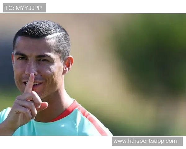 C罗训练中展现灿烂笑容期待新赛季精彩表现和更多进球挑战