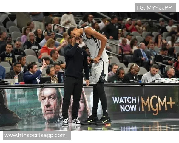 米奇约翰逊谈文班缺席对球队影响坚持原则不变的决心与信念